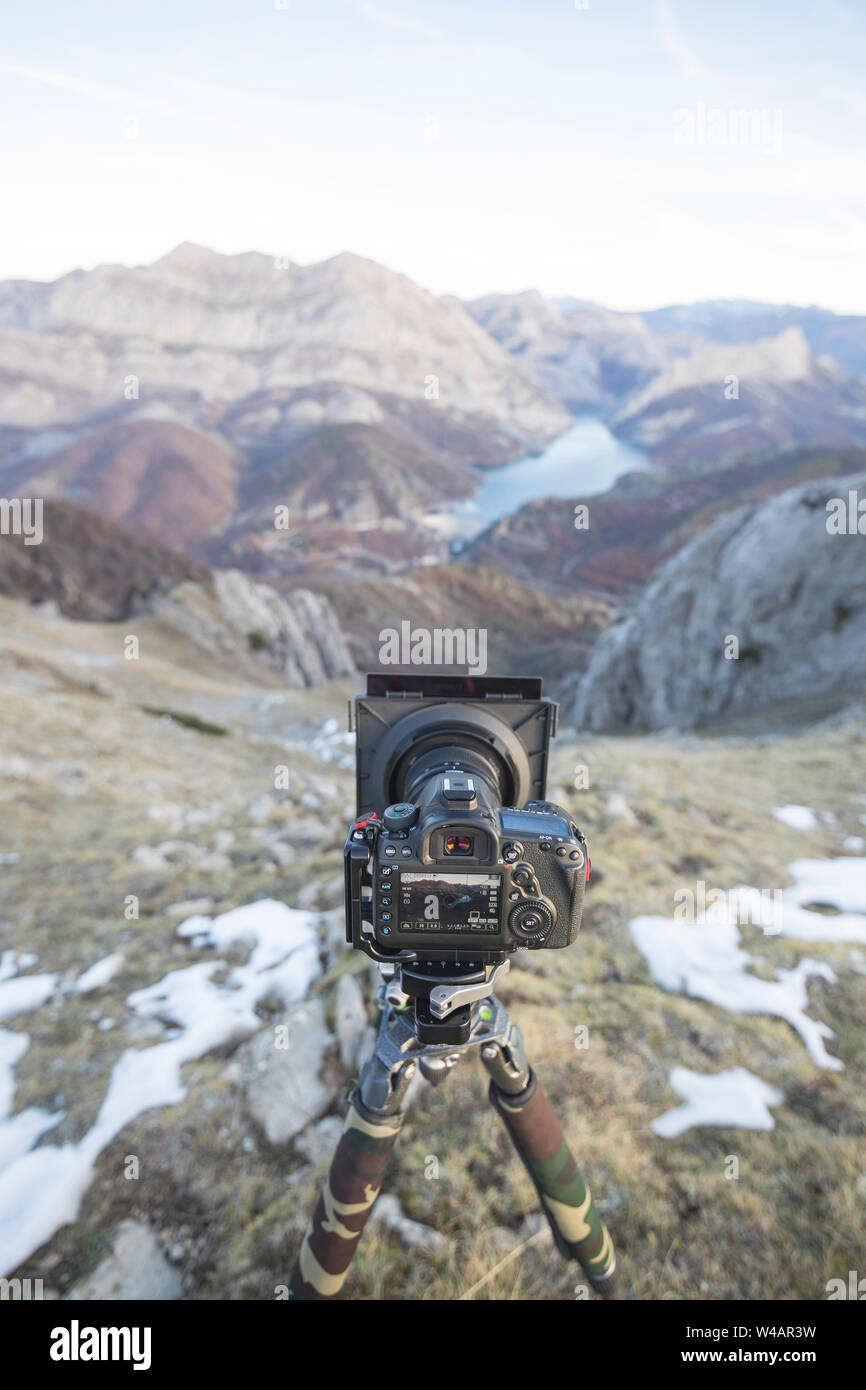 Sur la montagne avec l'appareil photo en mode direct Banque D'Images