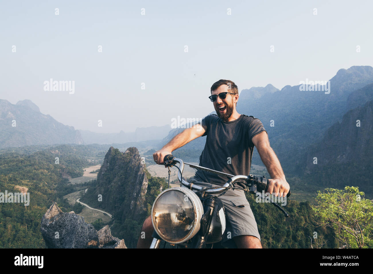 Portrait of young man riding anciennes sur le dessus des montagnes à Vang Vieng, Laos. Banque D'Images