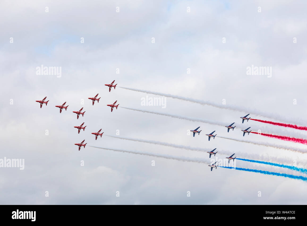 Des flèches rouges vol en formation avec la Patrouille de France battant le 20 juillet 2019 à RIAT 2019, RAF Fairford, Gloucestershire, Royaume-Uni Banque D'Images