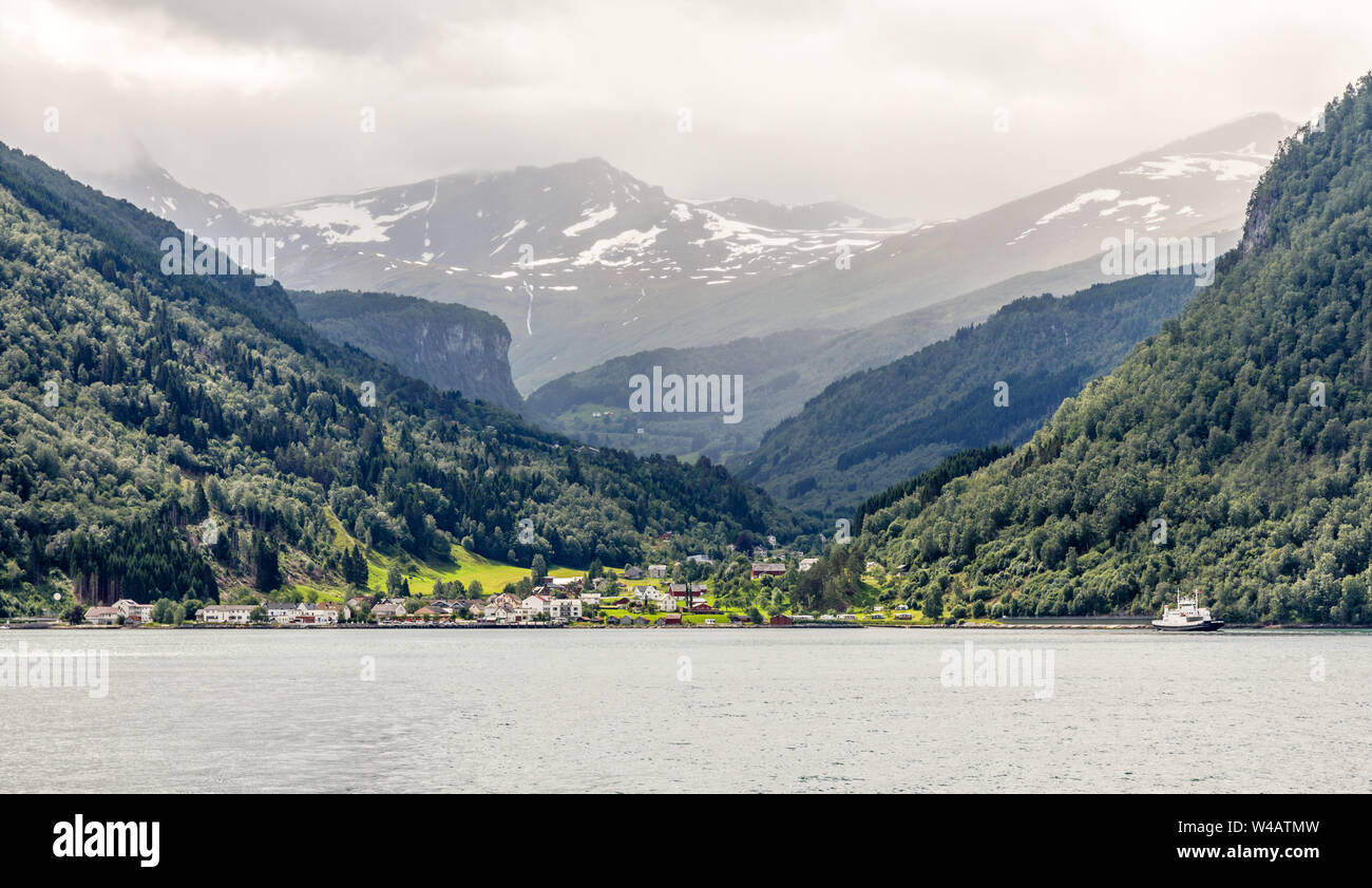 Au village norvégien Eidsdal Tafjord avec montagnes en arrière-plan, Norddal municipalité, comté de Møre og Romsdal (Norvège). Banque D'Images
