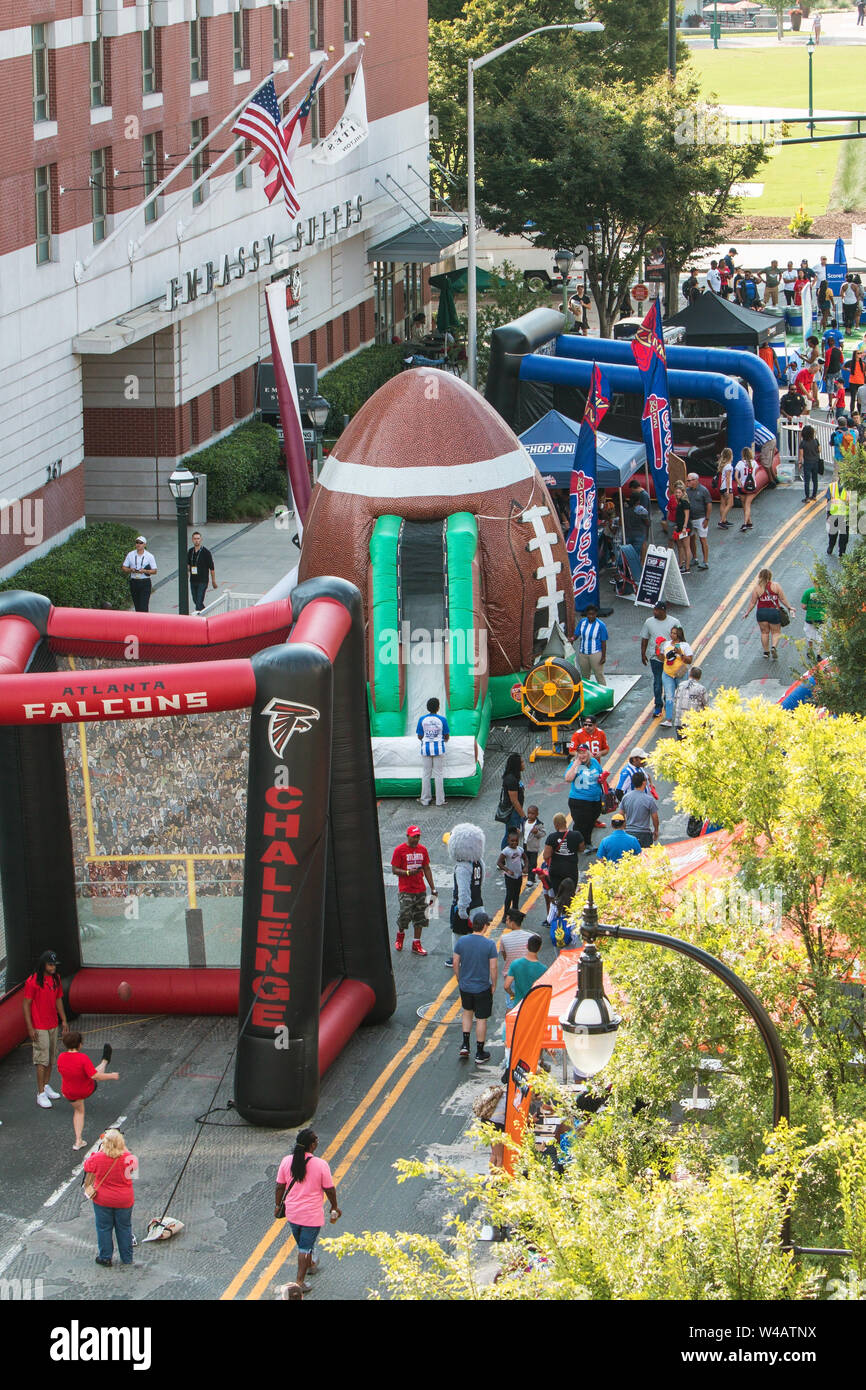 D'un grand angle de vue jeux gonflables mis en place le long de Marietta Street où les gens participent à l'Chick-Fil-A Fan Fest le 25 août 2018 à Atlanta. Banque D'Images