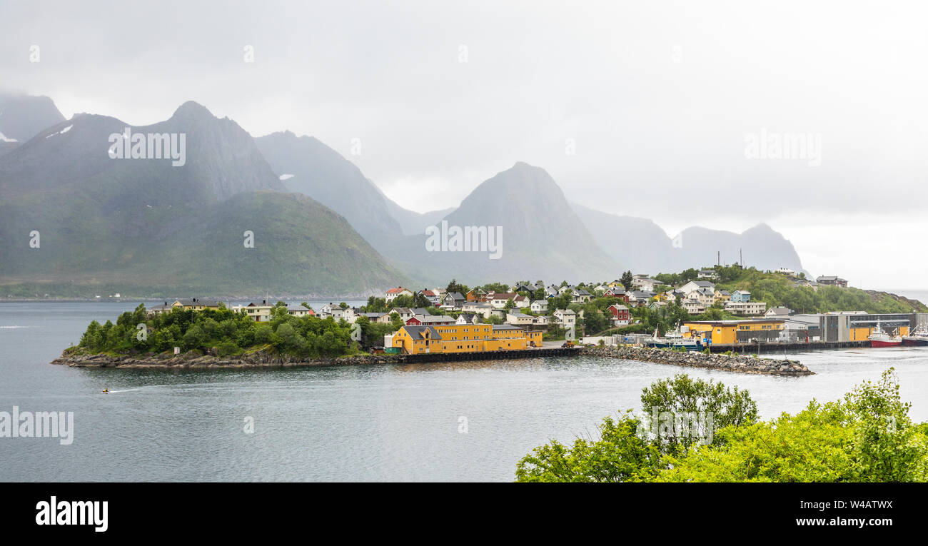 Husoy island village panorama avec des montagnes en arrière-plan, l'île de Senja, comté de Troms, Norvège Banque D'Images