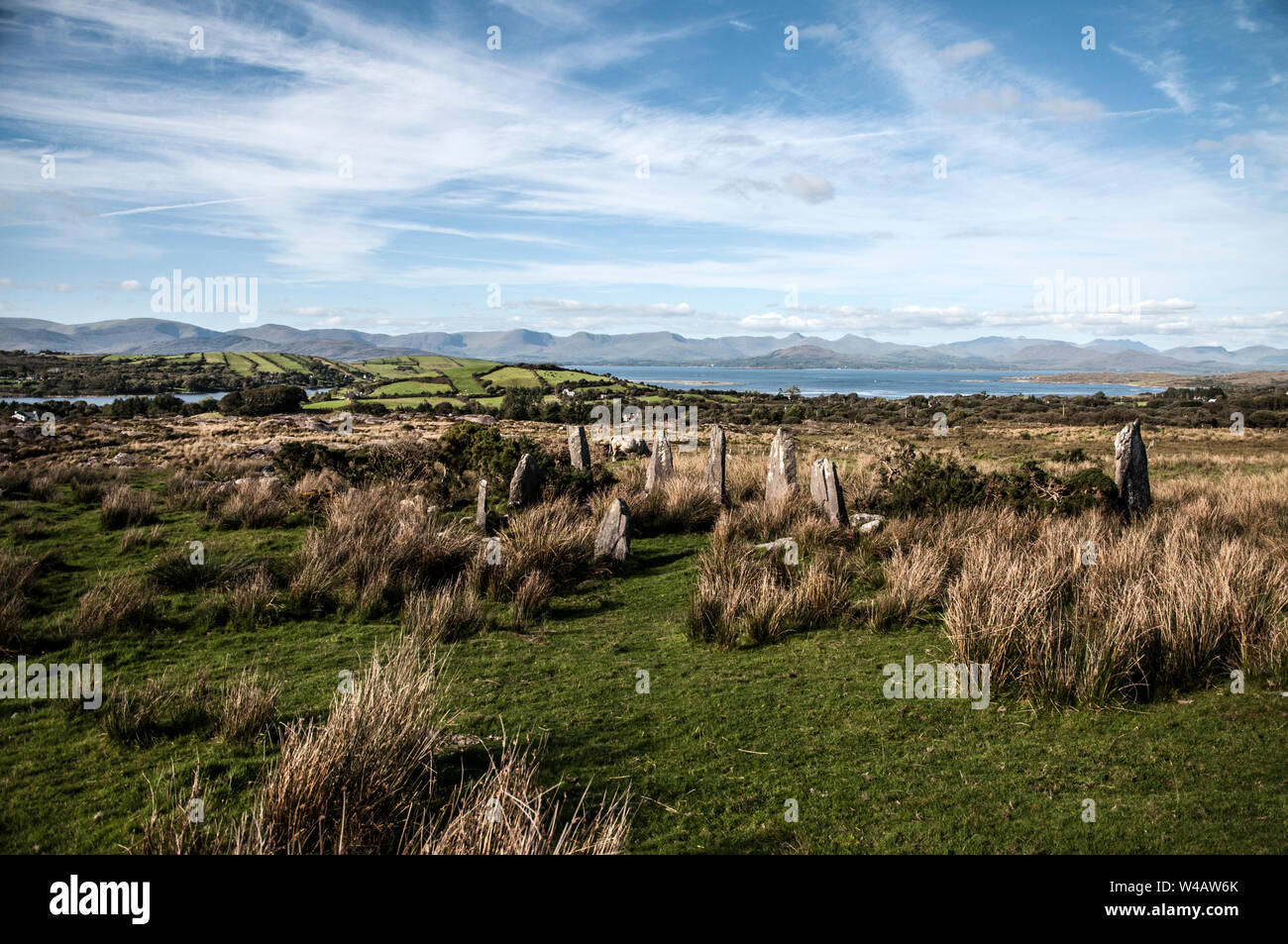 Cercle de pierres anciennes intégrées dans le paysage merveilleux de l'Irlande du sud Banque D'Images