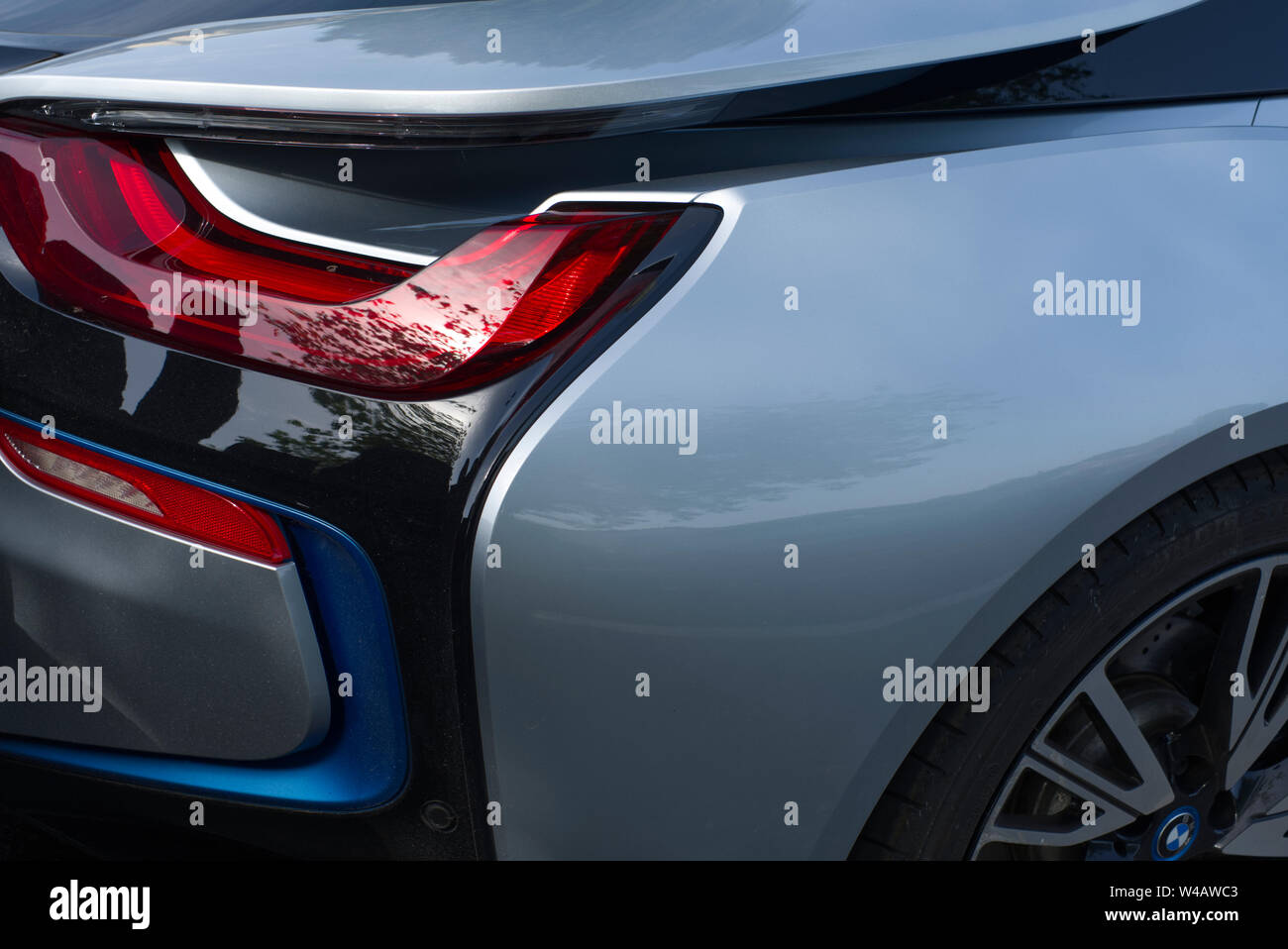 Vue détaillée d'une BMW I8 2015 plug in hybride de voiture de sport. Banque D'Images