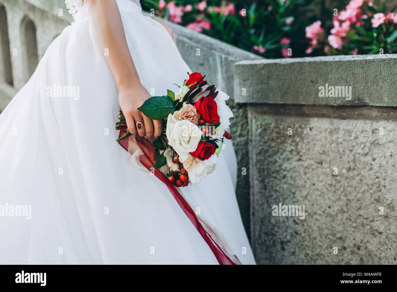 Bouquet de mariage avec des fleurs dans la main de la mariée. Close up, pas de visage connu. Banque D'Images