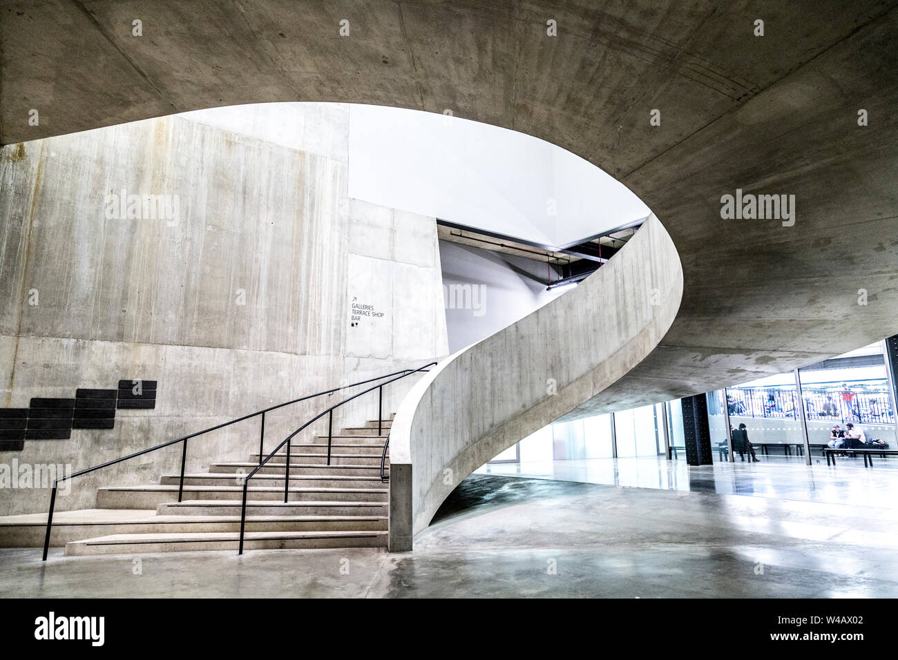Escalier intérieur de la Tate Modern Blavatnik Building, Londres, UK Banque D'Images