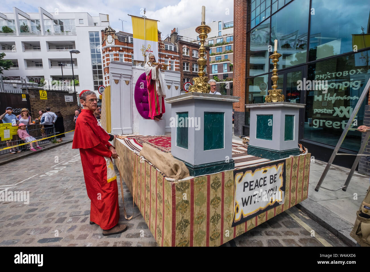 Londres, Royaume-Uni. 20 juillet 2019. Les flotteurs sont préparés pour le cortège historique à Londres de Clerkenwell St Peter's Église italienne. La procession annuelle en l'honneur de Notre Dame du Mont Carmel a lieu chaque année depuis qu'il a été accordé une permission spéciale en 1883. Statues de saints sont sorti de l'église et autour de la région de concert avec sept chars biblique et divers groupes de marche dont certains en robe biblique et nouveaux communicants. Trois Colombes ont été publiés au moment où le clergé s'est joint à la procession et ont été suivies par parishoners. Peter Marshall/Alamy Live News Banque D'Images