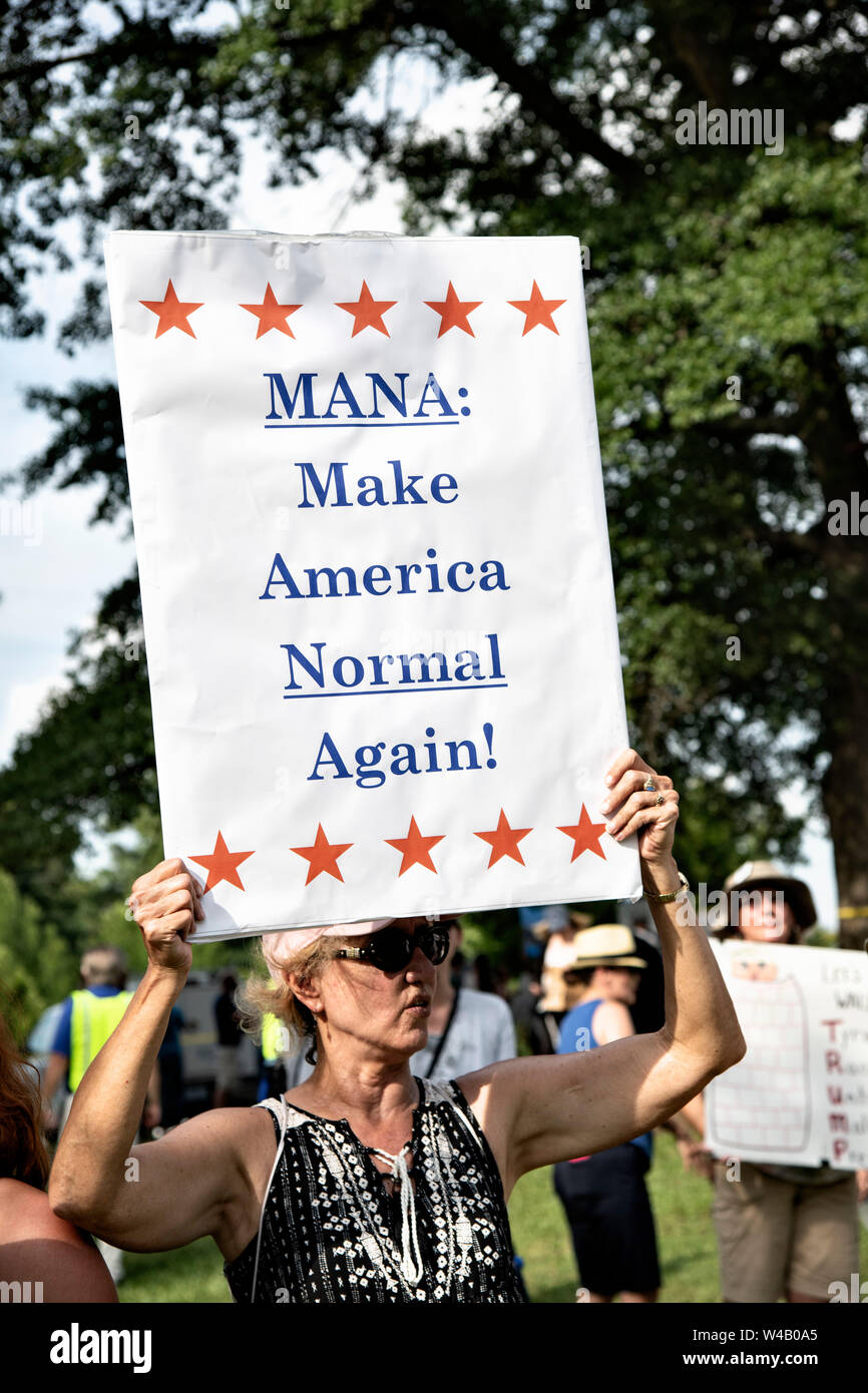 Les manifestants se rassemblent à l'extérieur de l'arène où Williams Président américain Donald Trump est la tenue d'un rassemblement électoral sur le campus de l'Université de la Caroline, le 17 juillet 2019 à Greenville, Caroline du Nord. Banque D'Images