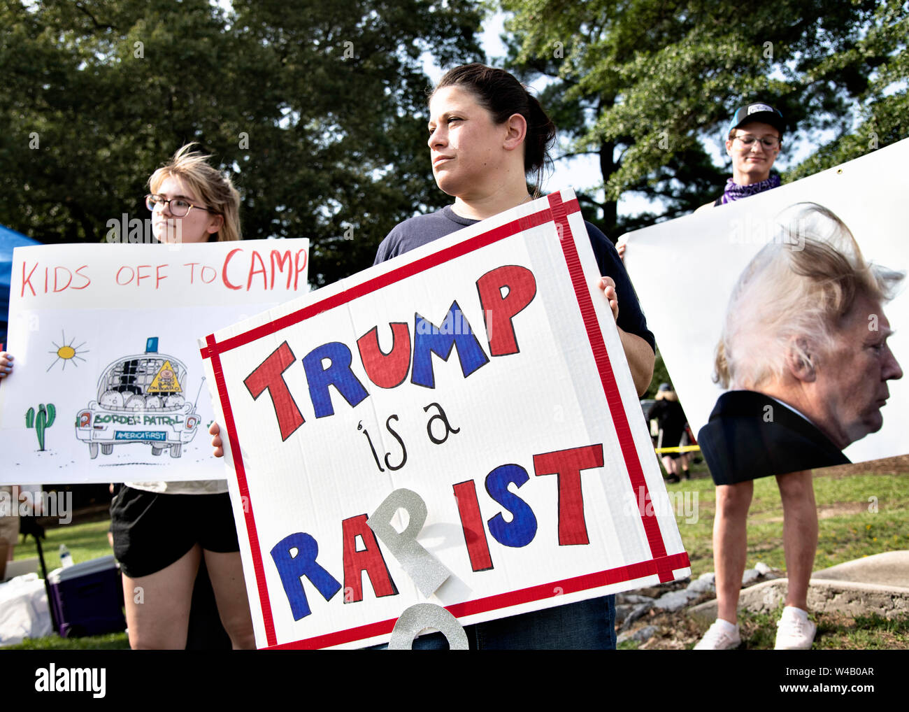 Les manifestants se rassemblent à l'extérieur de l'arène où Williams Président américain Donald Trump est la tenue d'un rassemblement électoral sur le campus de l'Université de la Caroline, le 17 juillet 2019 à Greenville, Caroline du Nord. Banque D'Images