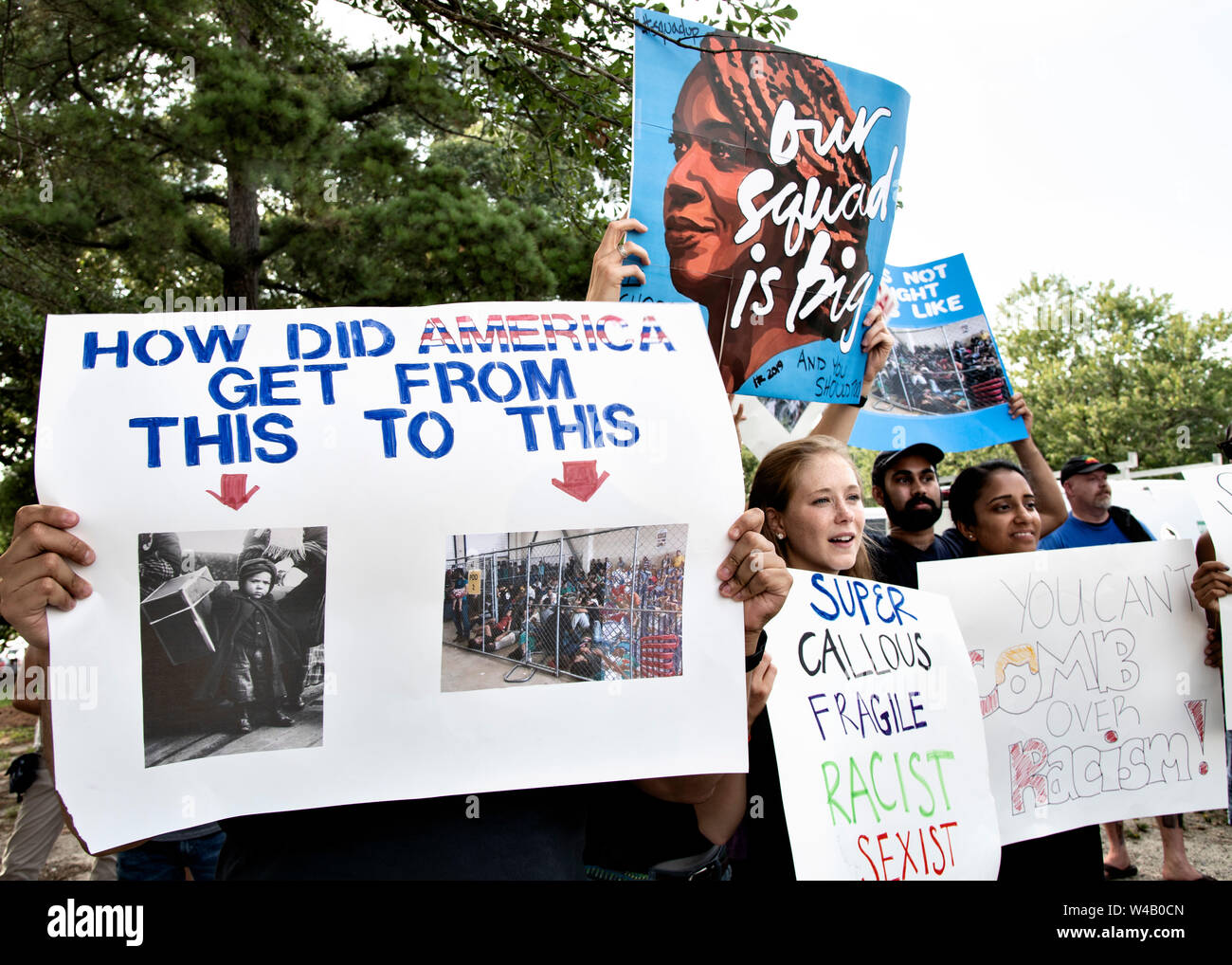 Les manifestants se rassemblent à l'extérieur de l'arène où Williams Président américain Donald Trump est la tenue d'un rassemblement électoral sur le campus de l'Université de la Caroline, le 17 juillet 2019 à Greenville, Caroline du Nord. Banque D'Images