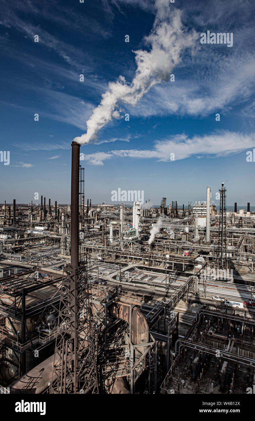 Raffinerie de l'antenne avec ciel bleu Banque D'Images