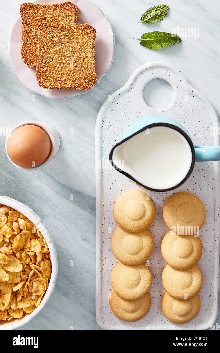 Vue de dessus du riche petit-déjeuner sain ingrédients. Mise à plat Banque D'Images