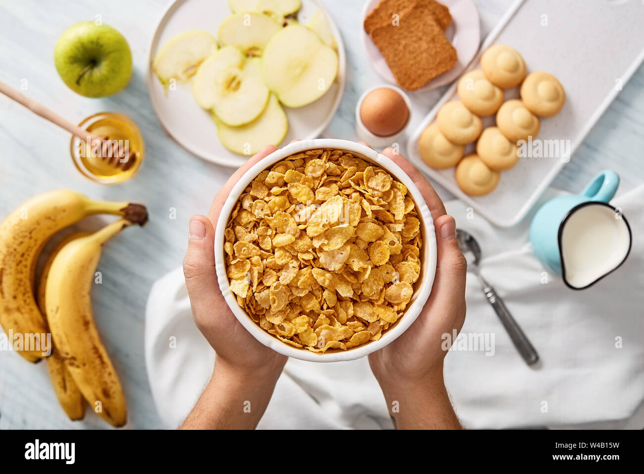 Man holding bol de céréales. Petit-déjeuner copieux ingrédients. Vue d'en haut Banque D'Images