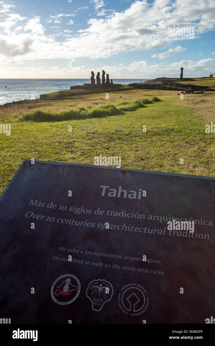 Dans Moais Ahu Vai Uri, complexe archéologique Tahai, parc national de Rapa Nui, l'île de Pâques, Chili. Banque D'Images