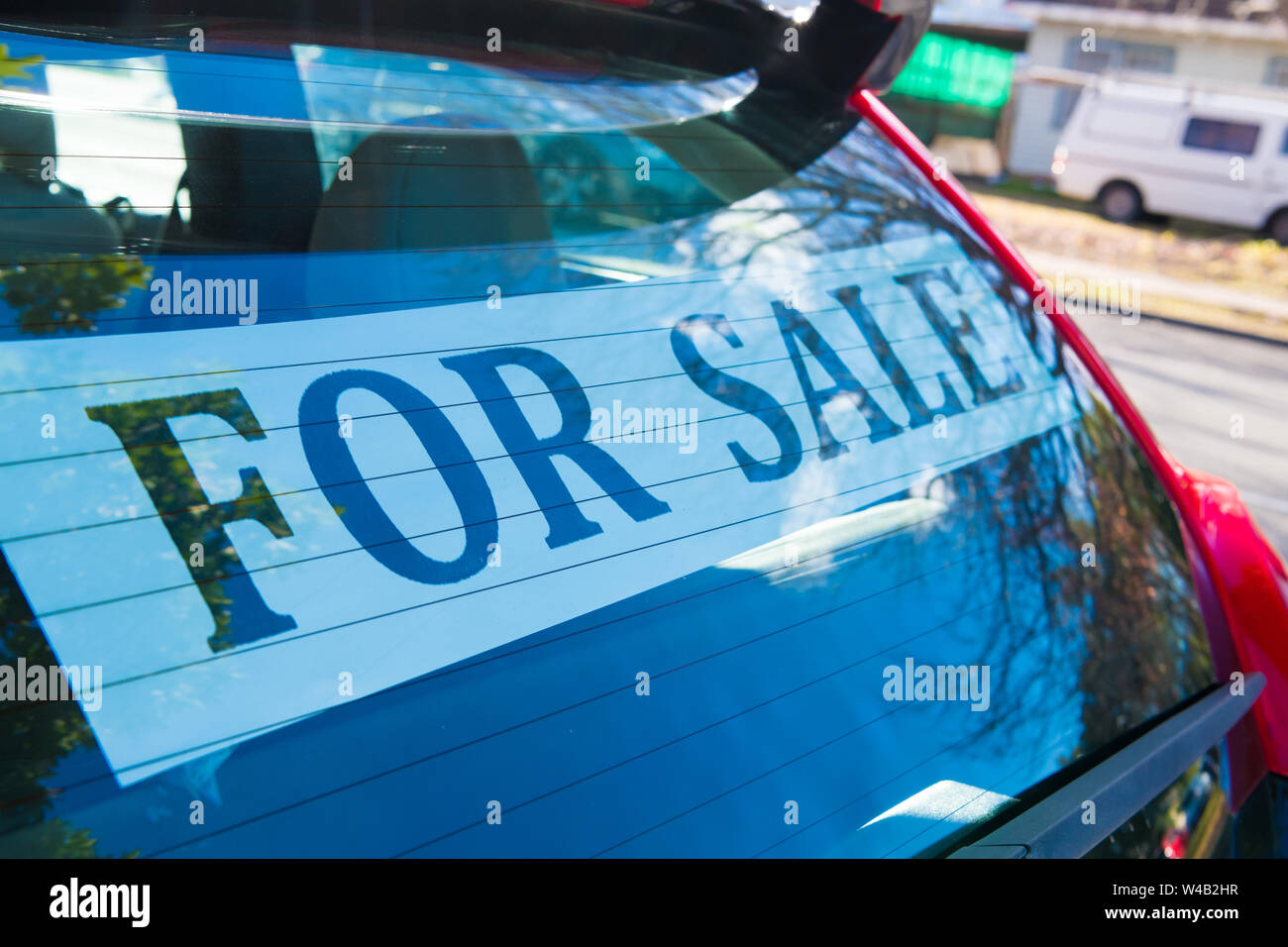Voiture à vendre avec publicité signe sur la vitre arrière. L'industrie automobile. Banque D'Images
