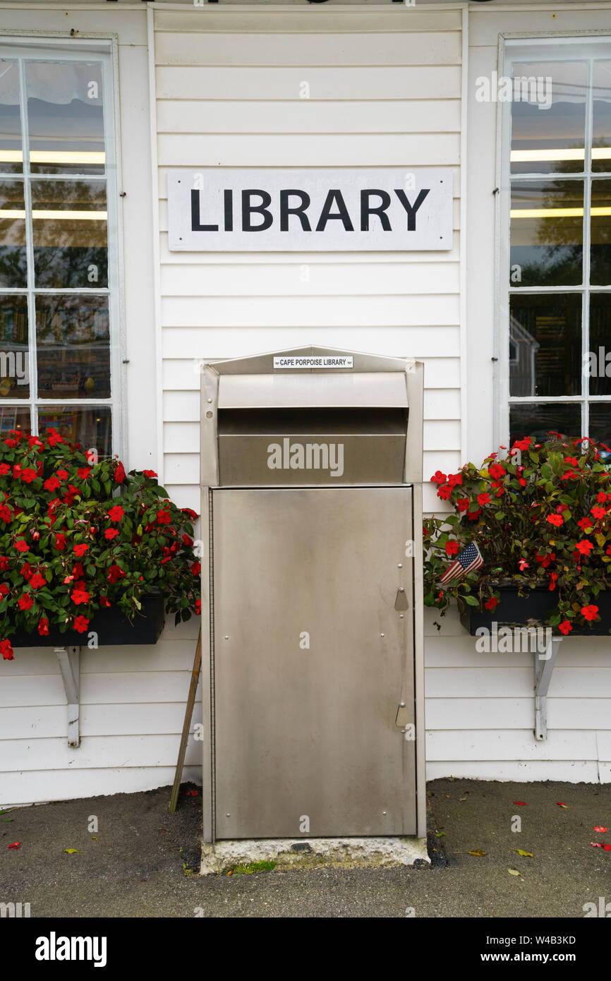 Boîte de retour de livres à Cape Porpoise bibliothèque, Maine, USA. Banque D'Images