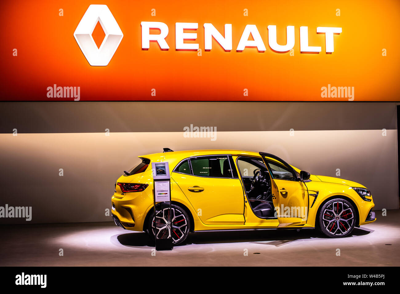 Bruxelles, Belgique, Jan 2019 : Renault Megane RS jaune métallique, Bruxelles Salon de l'automobile, produit par le français Renault fabricant automobile multinationale Banque D'Images