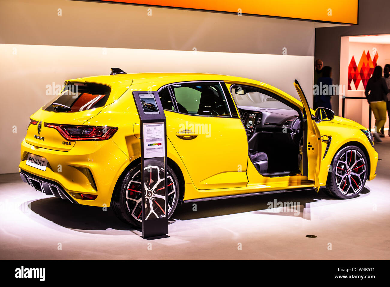 Bruxelles, Belgique, Jan 2019 : Renault Megane RS jaune métallique, Bruxelles Salon de l'automobile, produit par le français Renault fabricant automobile multinationale Banque D'Images