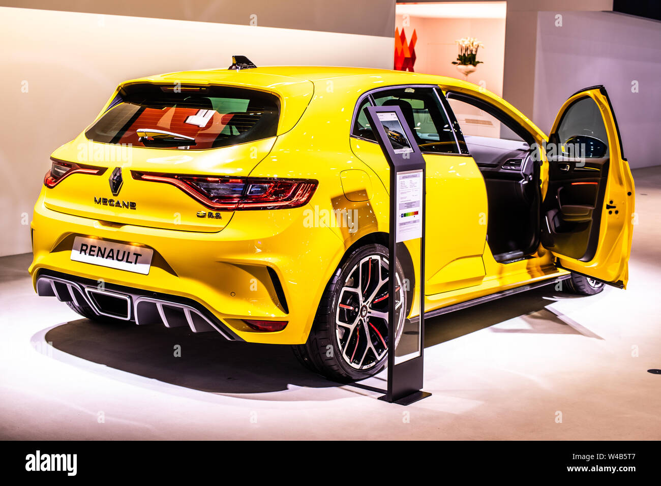 Bruxelles, Belgique, Jan 2019 : Renault Megane RS jaune métallique, Bruxelles Salon de l'automobile, produit par le français Renault fabricant automobile multinationale Banque D'Images