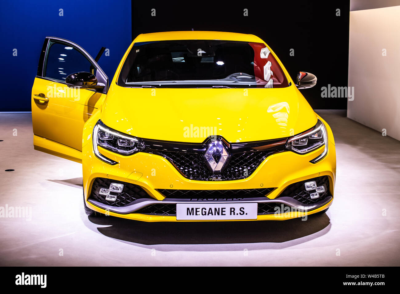 Bruxelles, Belgique, Jan 2019 : Renault Megane RS jaune métallique, Bruxelles Salon de l'automobile, produit par le français Renault fabricant automobile multinationale Banque D'Images