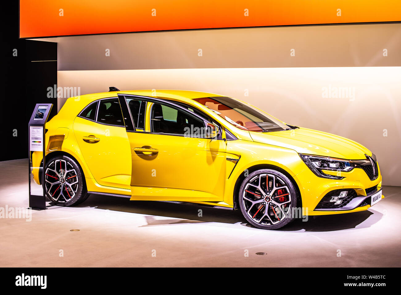 Bruxelles, Belgique, Jan 2019 : Renault Megane RS jaune métallique, Bruxelles Salon de l'automobile, produit par le français Renault fabricant automobile multinationale Banque D'Images