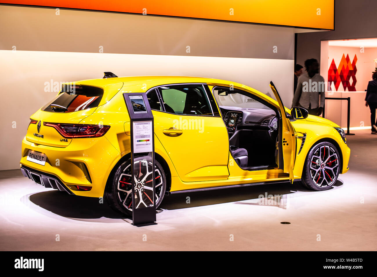 Bruxelles, Belgique, Jan 2019 : Renault Megane RS jaune métallique, Bruxelles Salon de l'automobile, produit par le français Renault fabricant automobile multinationale Banque D'Images