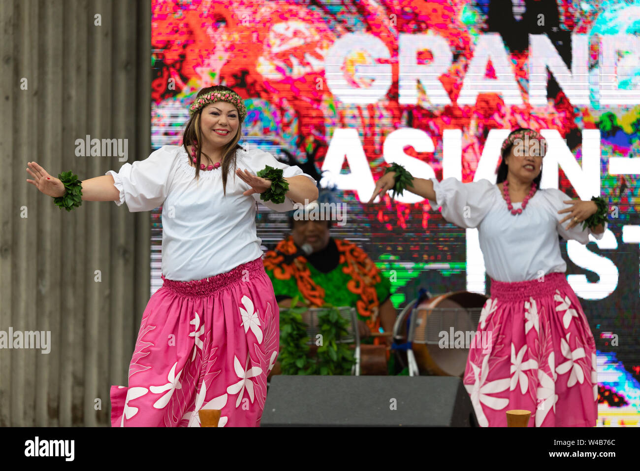 Grand Rapids, Michigan, USA - 15 juin 2019 : Festival du Pacifique Asiatique, Femme portant des vêtements traditionnels d'effectuer une danse hula du Rosa Parks Circ Banque D'Images
