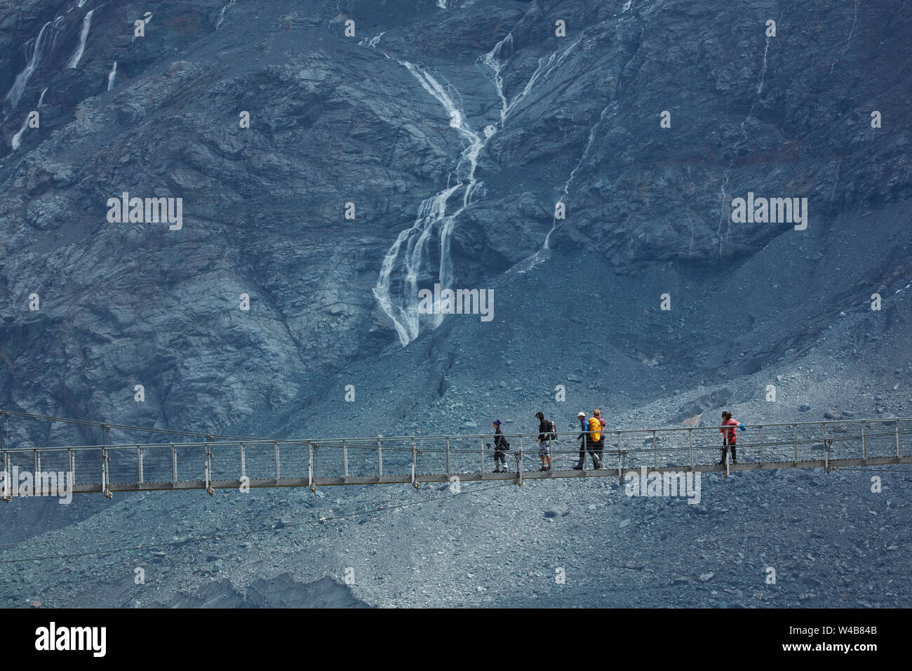 Randonneurs sur la passerelle de la rivière Hooker & Mt Sefton, Aoraki / Mt Cook National Park, Canterbury, île du Sud, Nouvelle-Zélande Banque D'Images