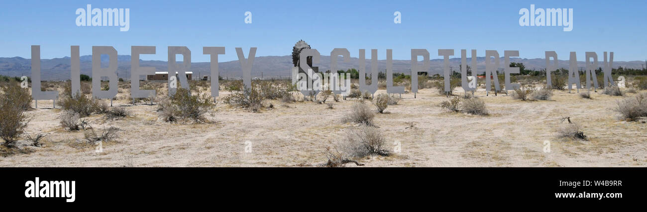 La liberté Sculpture Park est un espace dédié aux artistes qui veulent répandre le message de lutte pour la liberté. Visible depuis l'Interstate 15 nord de Barstow de Yermo CA. Dimanche, 21 juillet, 2019. Le parc contient un 15 pieds de haut buste de Native American chef Crazy Horse, un 16 pieds de hauteur de statue de l'activiste chinois Li Wangyang. Le ''Tank Man, '' c'est une version de la célèbre photographie d'un homme non identifié, tenant un porte-documents, debout devant une colonne de chars de la place Tiananmen. Le nombre 64 est pour ''le plus grand monument de la massacre de Tiananmen de 1989.'' c'est t Banque D'Images