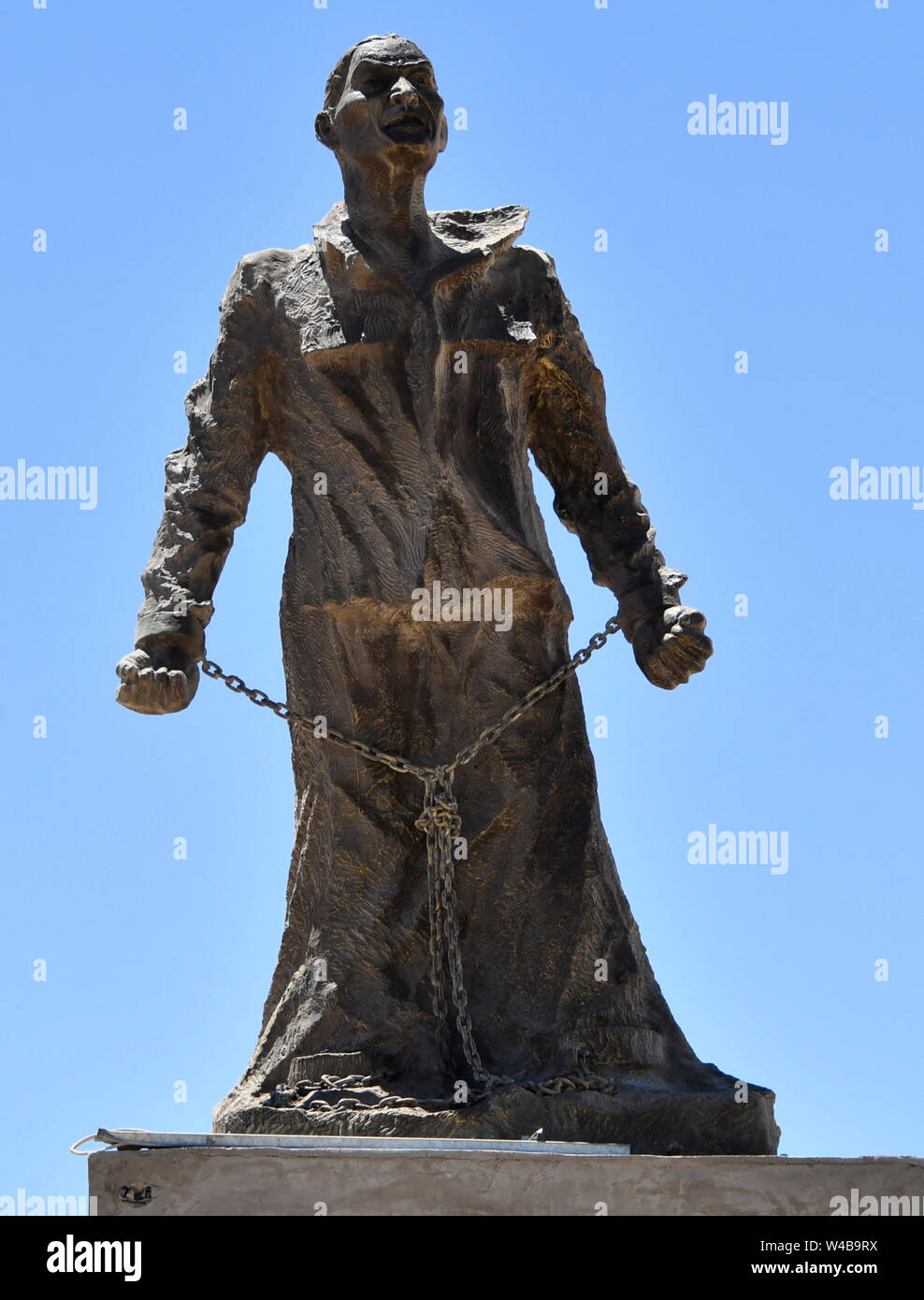 La liberté Sculpture Park est un espace dédié aux artistes qui veulent répandre le message de lutte pour la liberté. Visible depuis l'Interstate 15 nord de Barstow de Yermo CA. Dimanche, 21 juillet, 2019. Le parc contient un 15 pieds de haut buste de Native American chef Crazy Horse, un 16 pieds de hauteur de statue de l'activiste chinois Li Wangyang. Le ''Tank Man, '' c'est une version de la célèbre photographie d'un homme non identifié, tenant un porte-documents, debout devant une colonne de chars de la place Tiananmen. Le nombre 64 est pour ''le plus grand monument de la massacre de Tiananmen de 1989.'' c'est t Banque D'Images