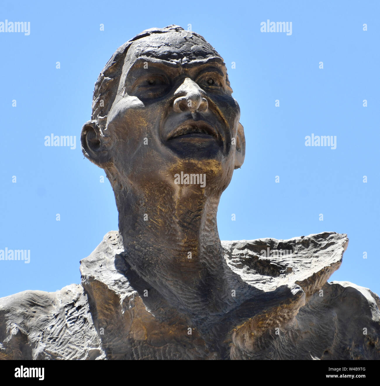 La liberté Sculpture Park est un espace dédié aux artistes qui veulent répandre le message de lutte pour la liberté. Visible depuis l'Interstate 15 nord de Barstow de Yermo CA. Dimanche, 21 juillet, 2019. Le parc contient un 15 pieds de haut buste de Native American chef Crazy Horse, un 16 pieds de hauteur de statue de l'activiste chinois Li Wangyang. Le ''Tank Man, '' c'est une version de la célèbre photographie d'un homme non identifié, tenant un porte-documents, debout devant une colonne de chars de la place Tiananmen. Le nombre 64 est pour ''le plus grand monument de la massacre de Tiananmen de 1989.'' c'est t Banque D'Images