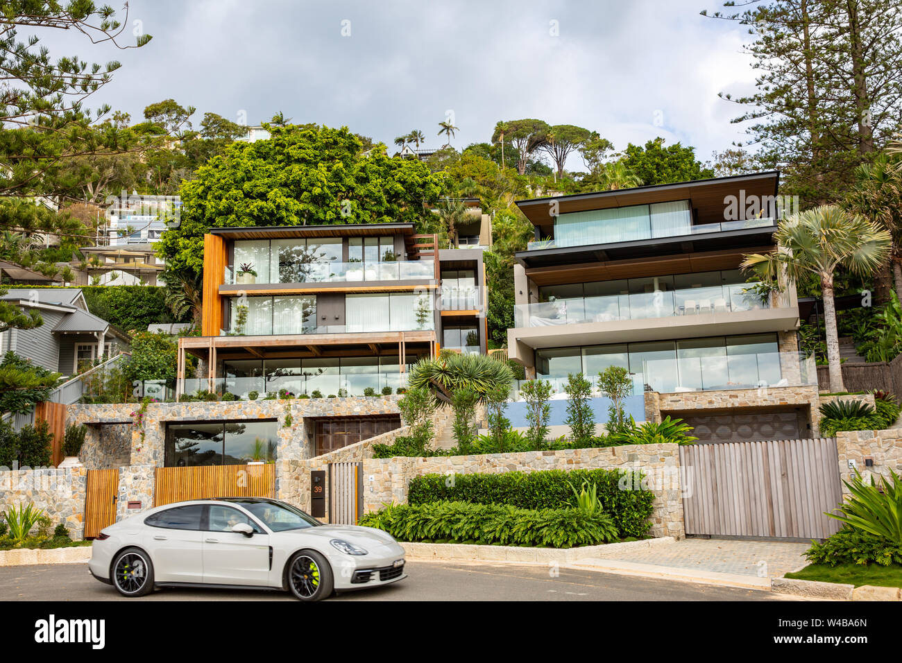 Maisons de luxe à Palm Beach Sydney avec une porsche voiture garée à l'extérieur, Nouvelle Galles du Sud, Australie Banque D'Images