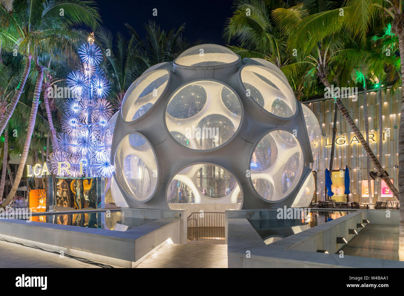 Les lumières de Noël FLY EYE DOME (©Buckminster Fuller INST 2014) PALM COURT GARAGE DESIGN DISTRICT DE MIAMI FLORIDA USA MAIMI Banque D'Images