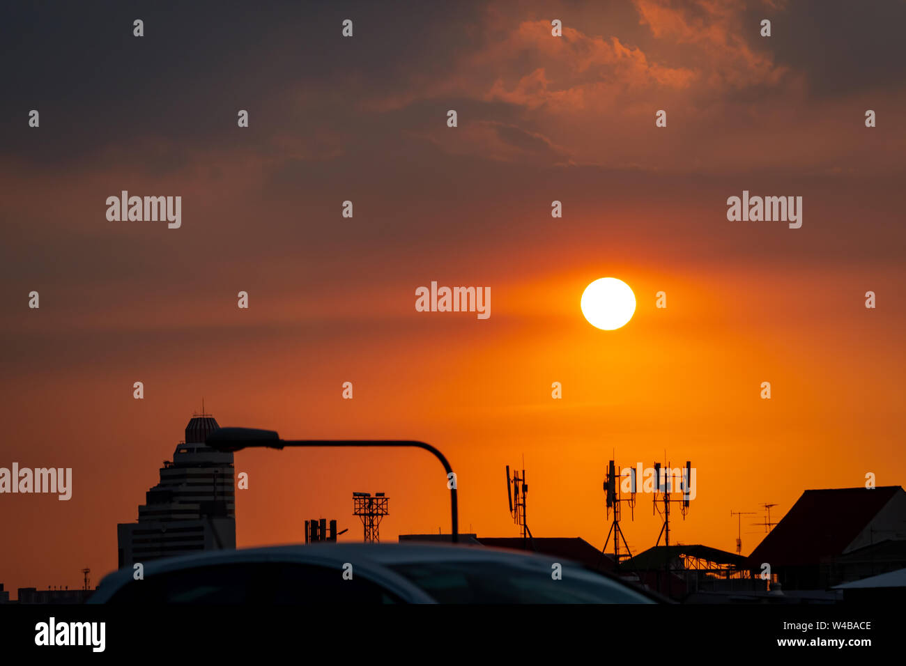 Magnifique coucher de ciel au-dessus de la ville. Professionnels et de silhouette pylône de télécommunication. Antenne sur fond de ciel coucher de soleil. Radio et télévision par Banque D'Images