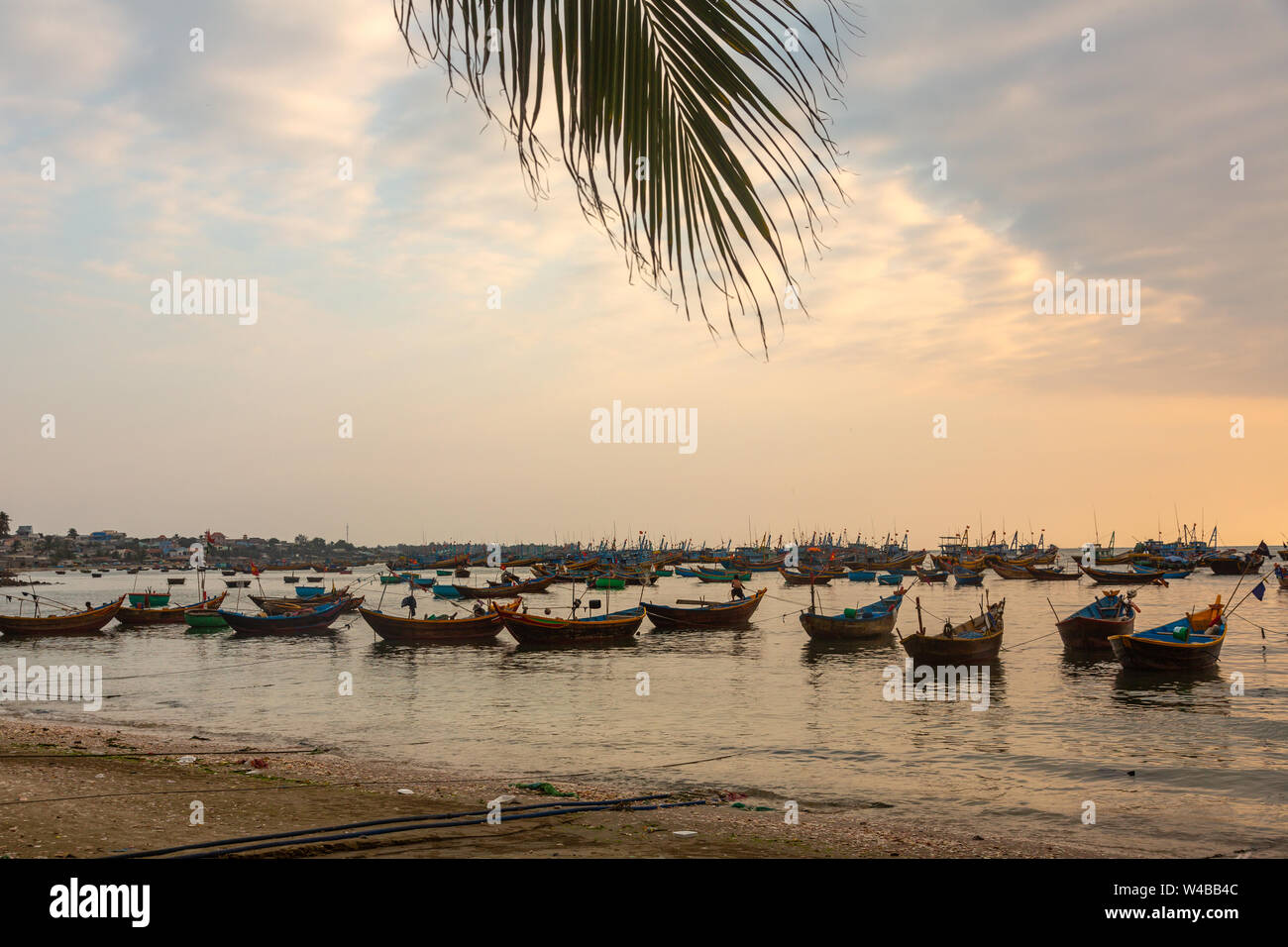 Bateaux vietnamiens au coucher du soleil Banque D'Images