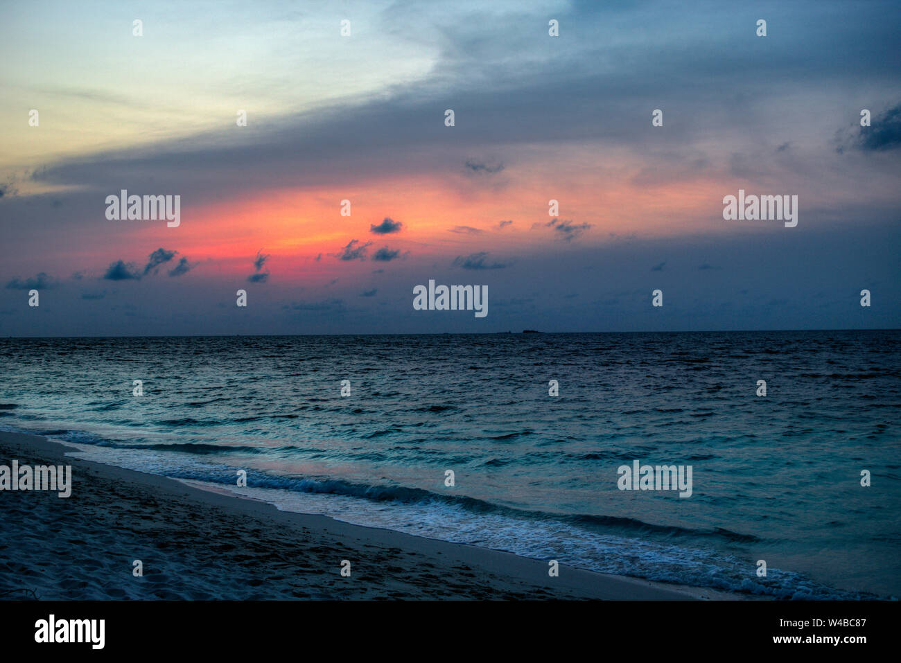 Cette photo montre la gigantesque coucher du soleil aux Maldives. Vous pouvez facilement voir comment le ciel éclate et tout devient orange Banque D'Images