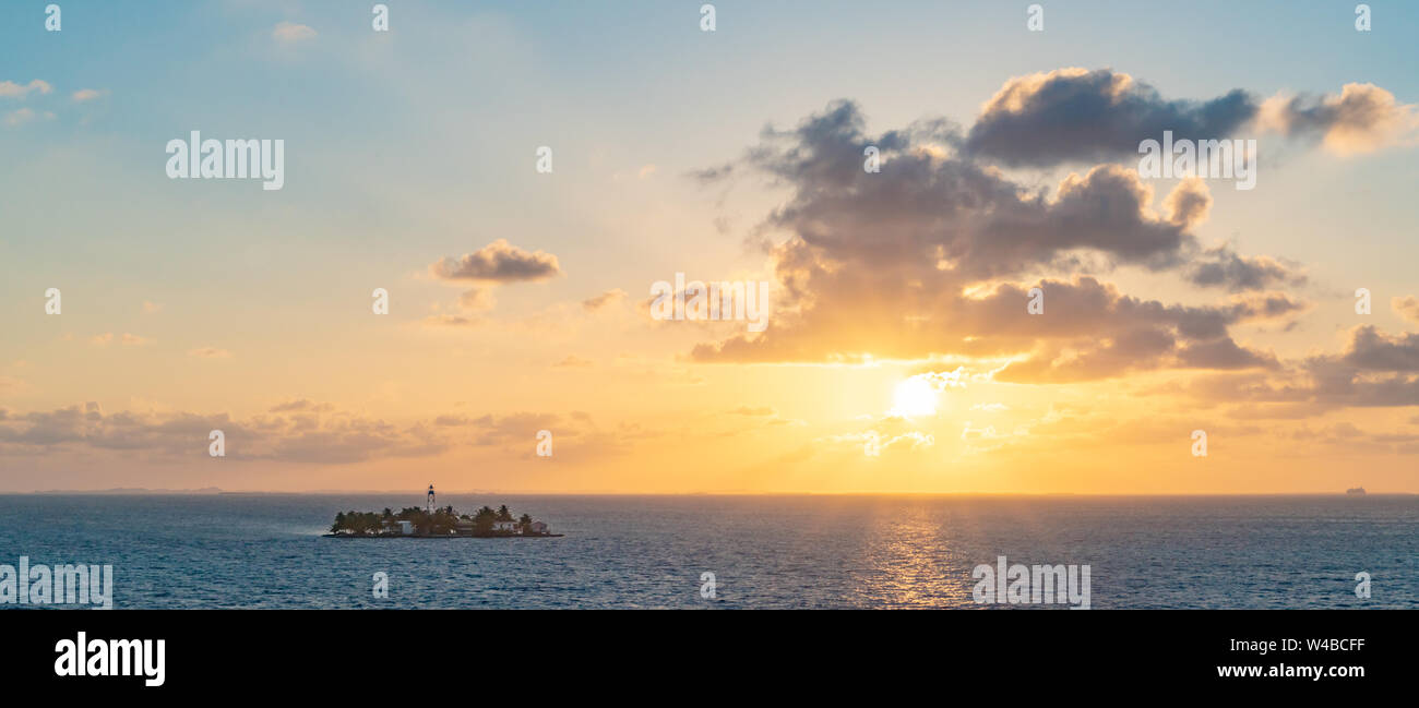 Plus de coucher de soleil spectaculaire petite île dans l'île des Bahamas Belize pendant la golden hour Banque D'Images