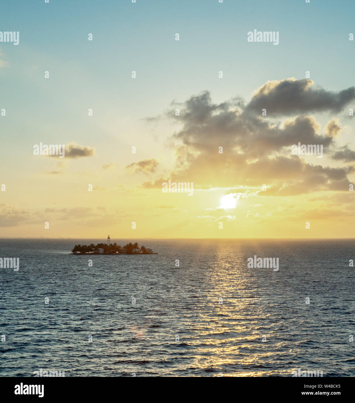 Plus de coucher de soleil spectaculaire petite île dans l'île des Bahamas Belize pendant la golden hour Banque D'Images