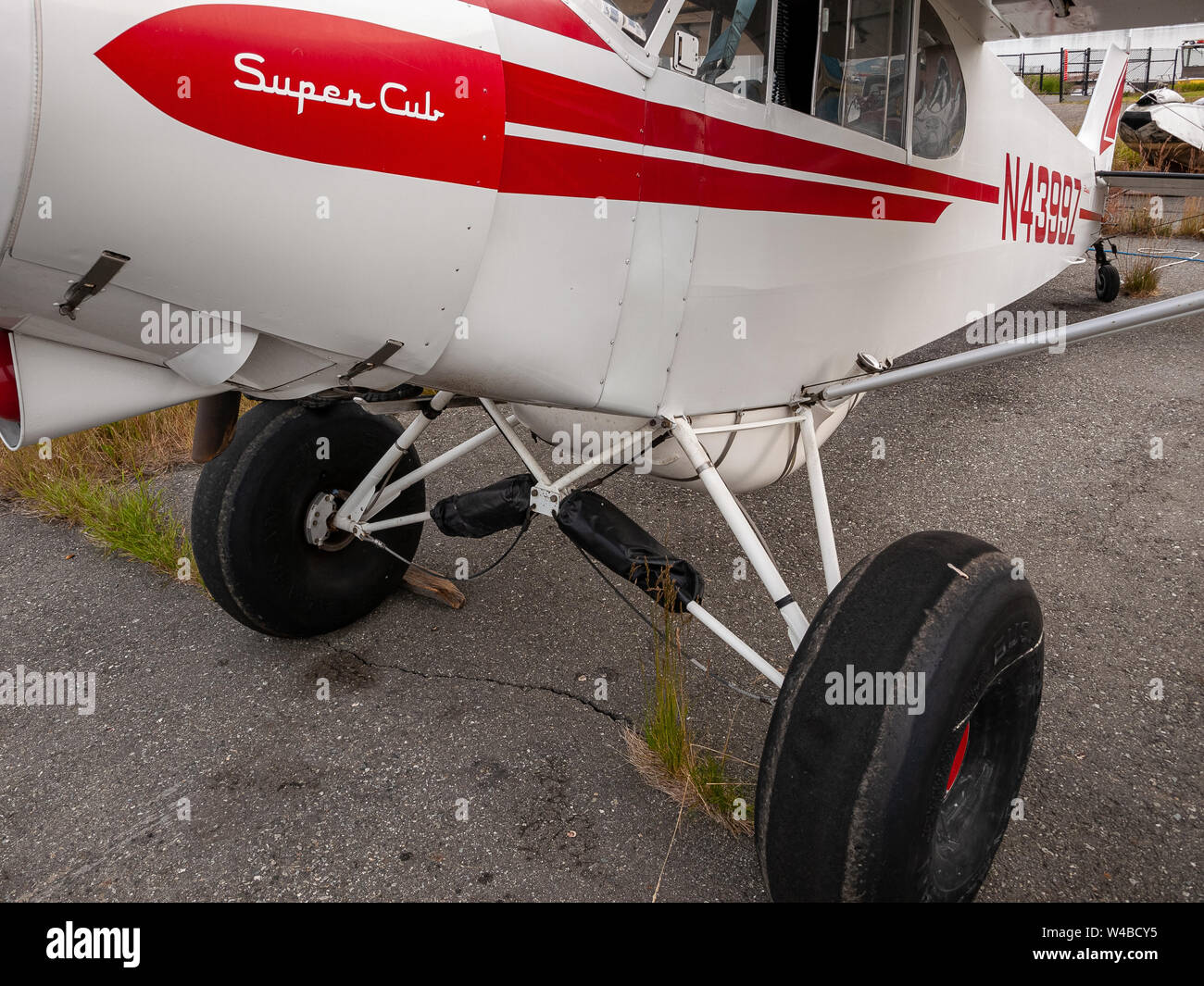 Vol de Piper Super Cub de l'aéroport de Anchorage Lake Hood PALH à Alexander Creek. Rivière Susitna, point Mackenzie. Entrée de cuisson. Pneus de toundra. Plan de bague. Banque D'Images