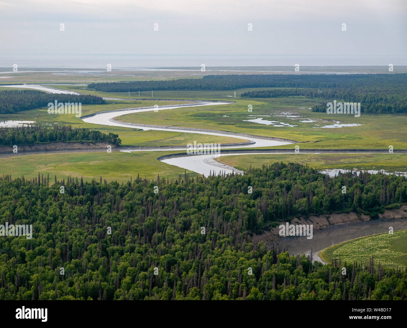 Vol de Piper Super Cub de l'aéroport de Anchorage Lake Hood PALH à Alexander Creek. Rivière Susitna, point Mackenzie. Entrée de cuisson. Pneus de toundra. Plan de bague. Banque D'Images