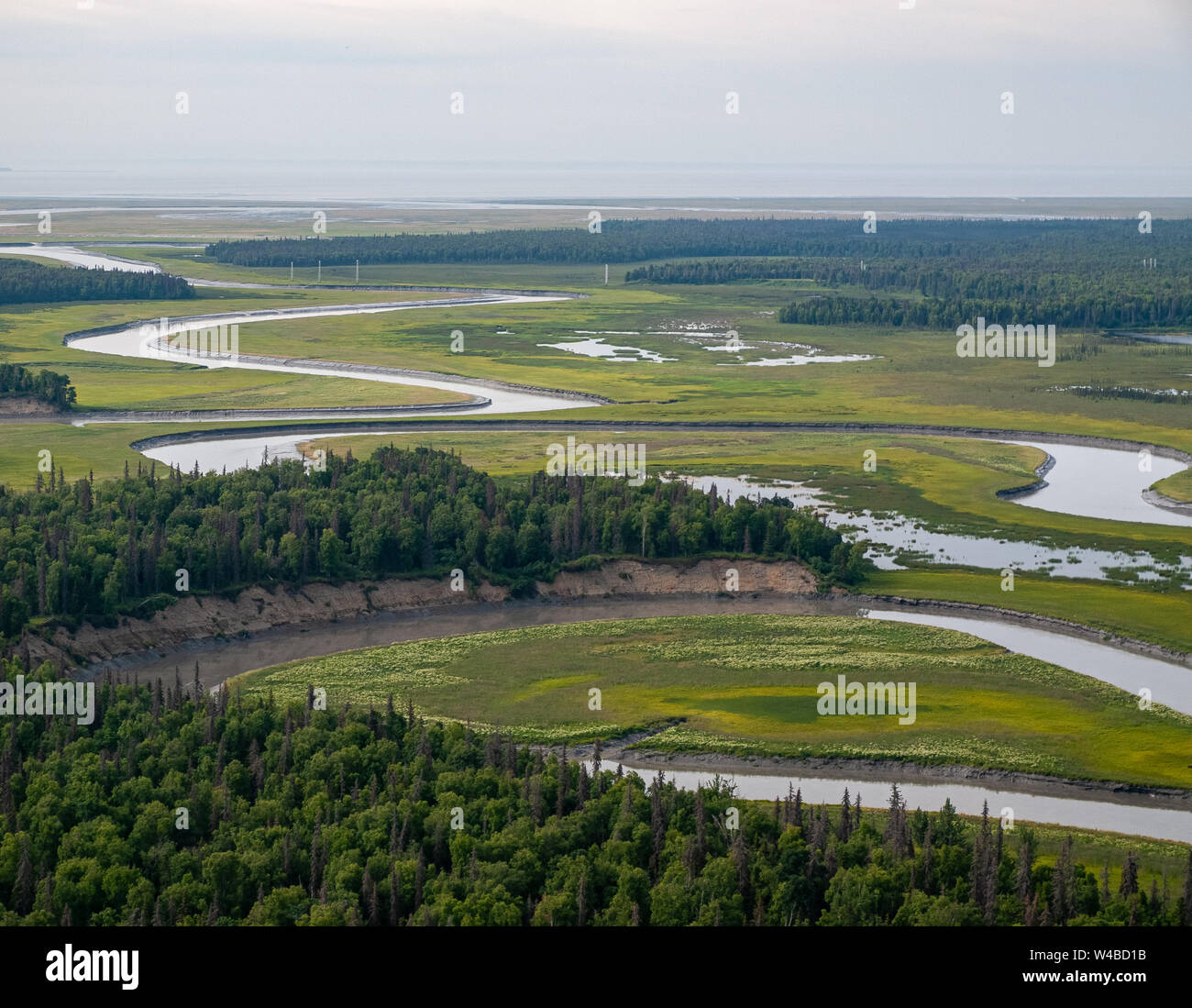 Vol de Piper Super Cub de l'aéroport de Anchorage Lake Hood PALH à Alexander Creek. Rivière Susitna, point Mackenzie. Entrée de cuisson. Pneus de toundra. Plan de bague. Banque D'Images