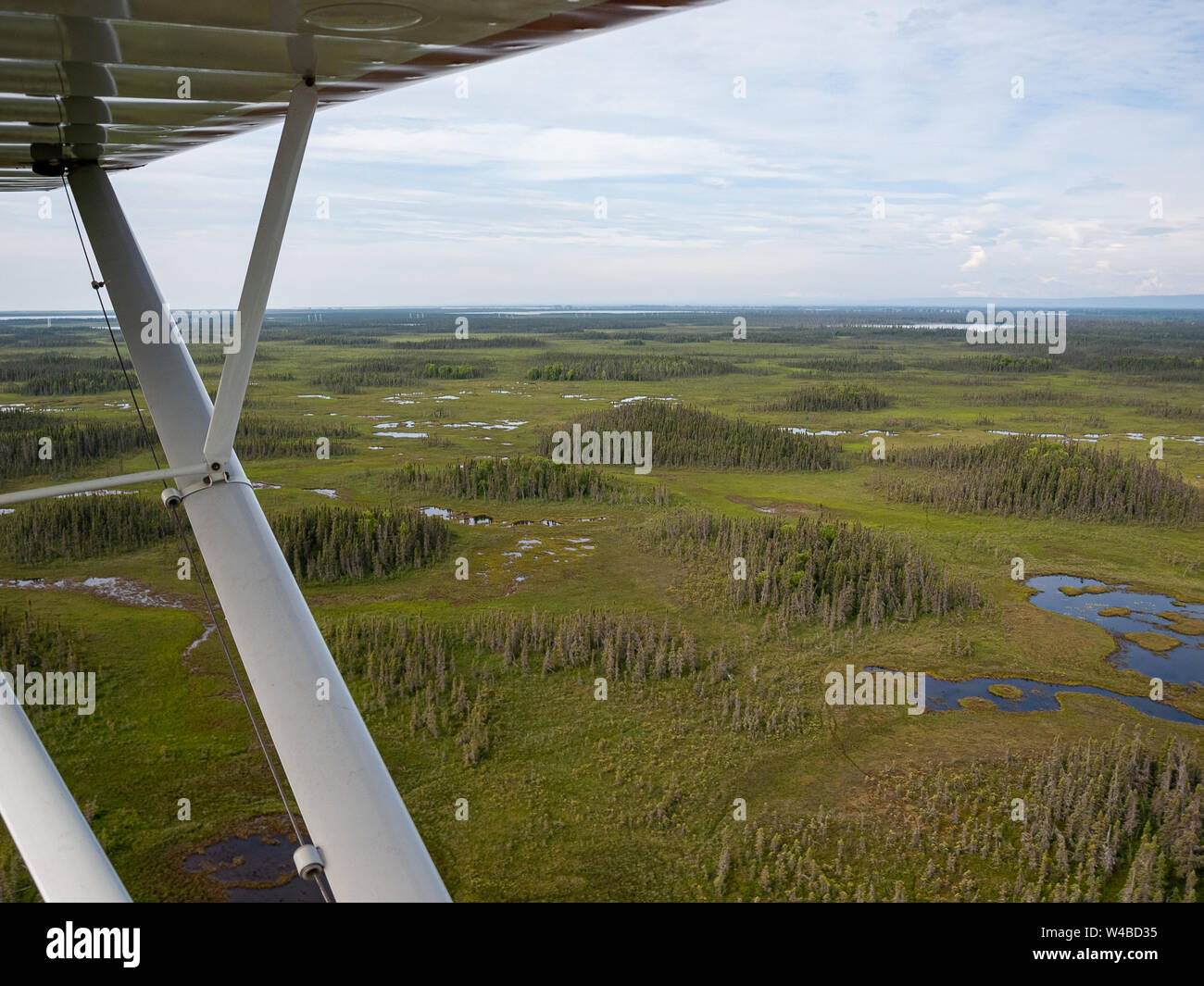 Vol de Piper Super Cub de l'aéroport de Anchorage Lake Hood PALH à Alexander Creek. Rivière Susitna, point Mackenzie. Entrée de cuisson. Pneus de toundra. Plan de bague. Banque D'Images