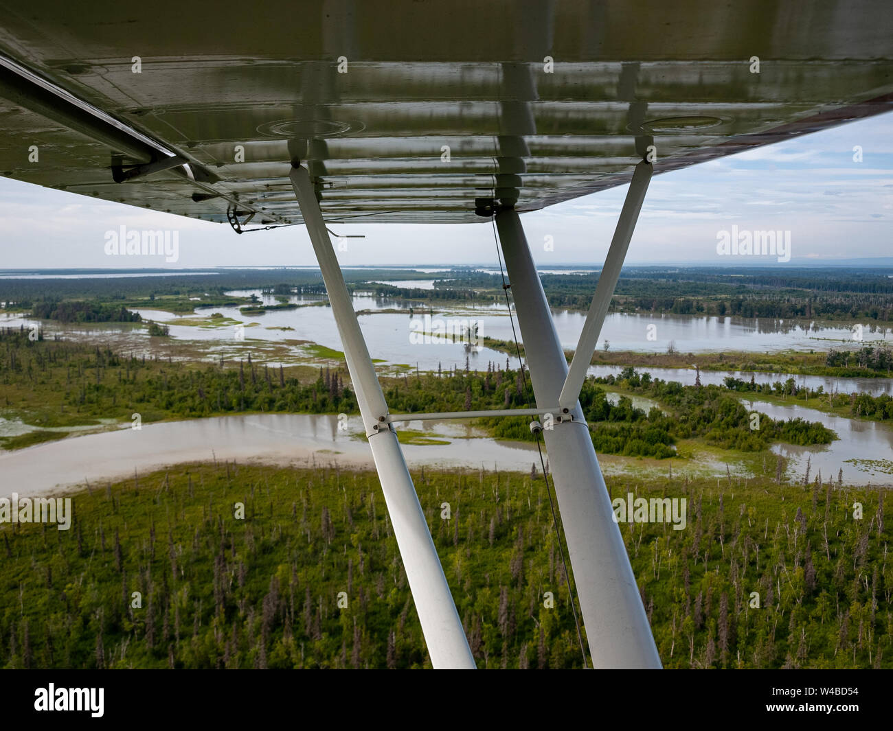 Vol de Piper Super Cub de l'aéroport de Anchorage Lake Hood PALH à Alexander Creek. Rivière Susitna, point Mackenzie. Entrée de cuisson. Pneus de toundra. Plan de bague. Banque D'Images