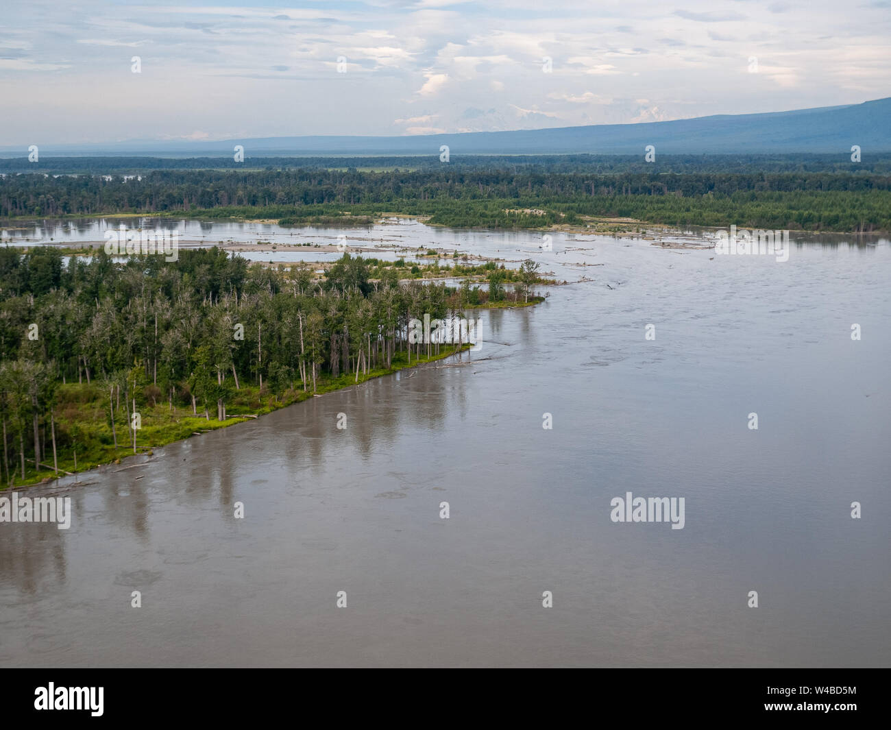 Vol de Piper Super Cub de l'aéroport de Anchorage Lake Hood PALH à Alexander Creek. Rivière Susitna, point Mackenzie. Entrée de cuisson. Pneus de toundra. Plan de bague. Banque D'Images