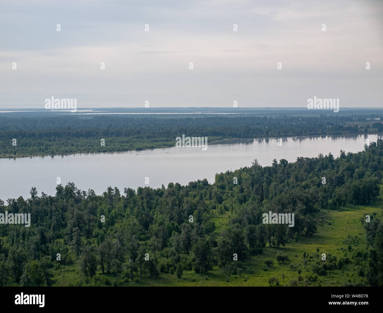 Vol de Piper Super Cub de l'aéroport de Anchorage Lake Hood PALH à Alexander Creek. Rivière Susitna, point Mackenzie. Entrée de cuisson. Pneus de toundra. Plan de bague. Banque D'Images