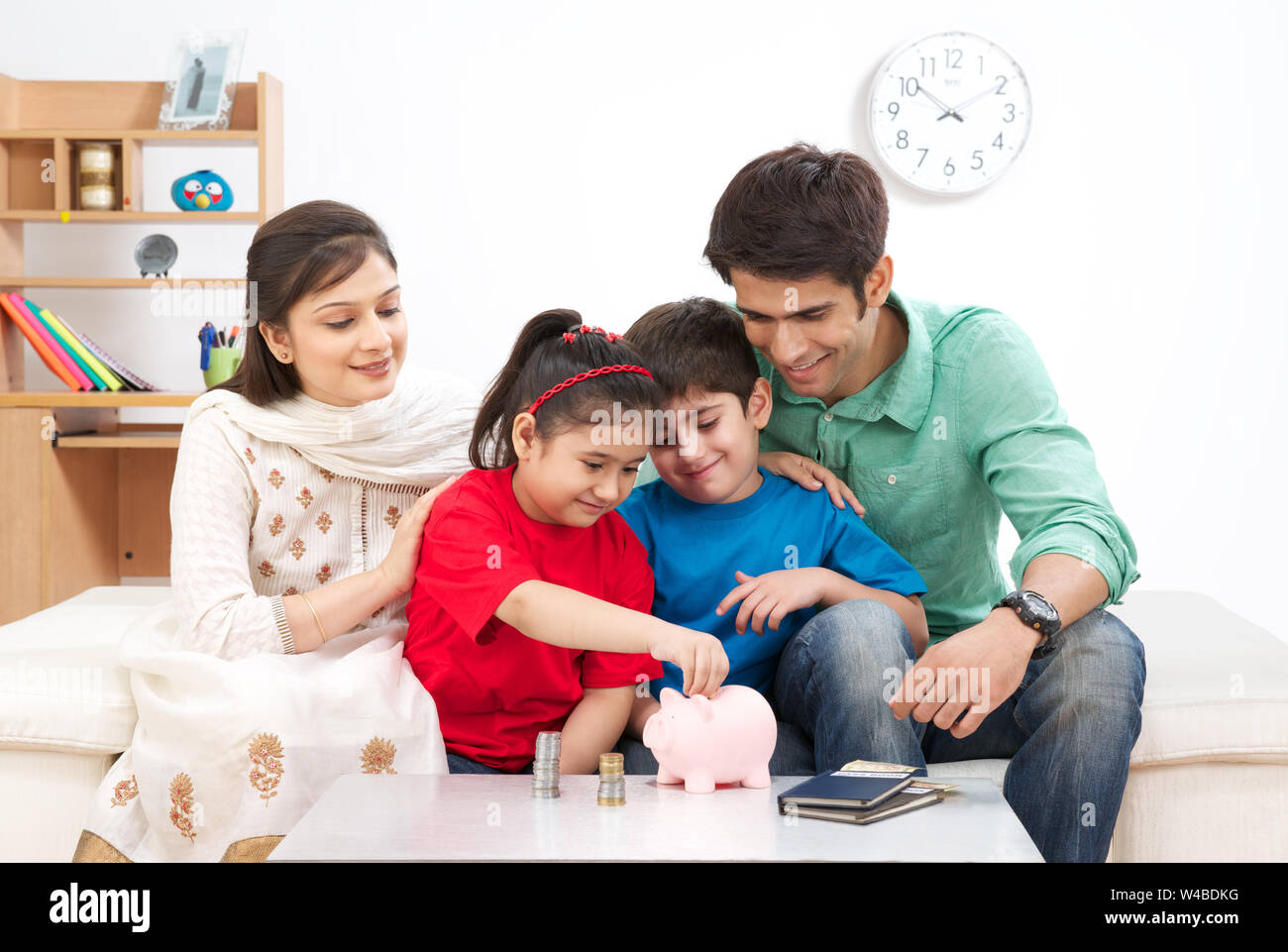 Les parents aident leurs enfants à économiser de l'argent Banque D'Images