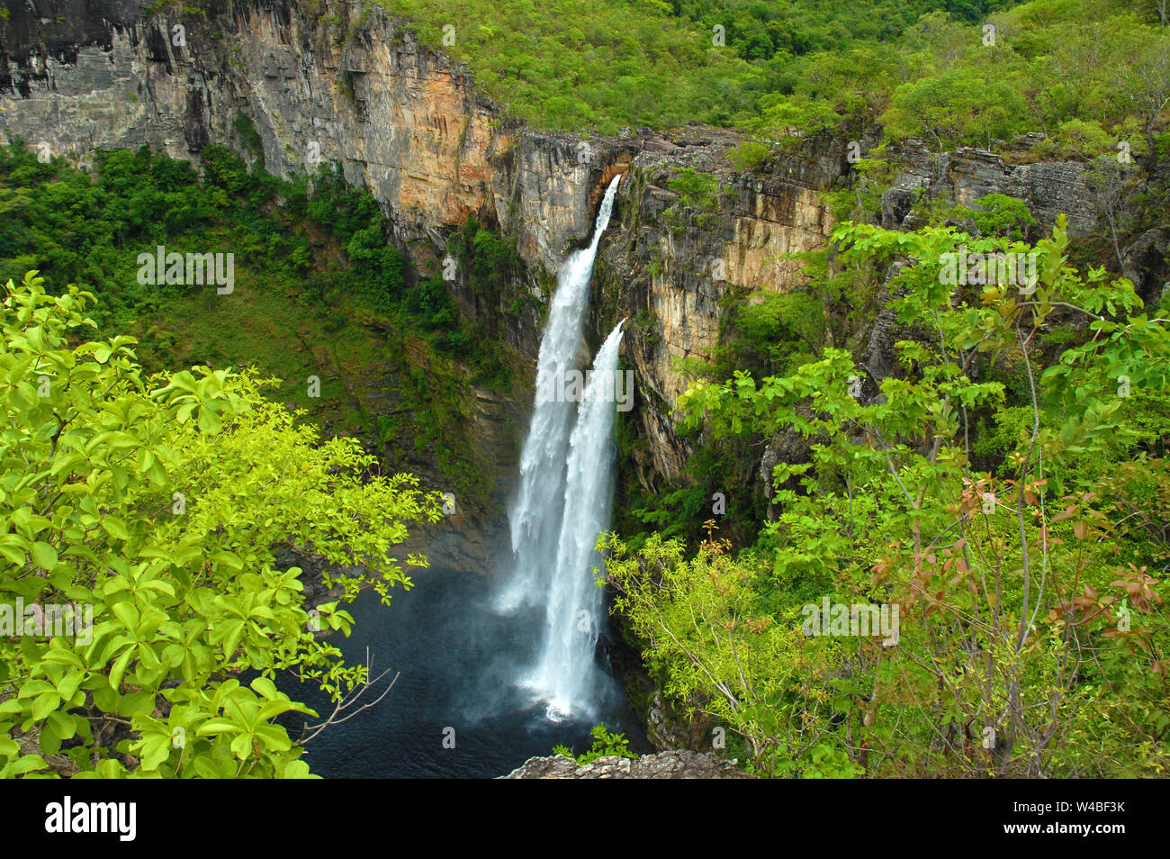 Vue de la cascade de 120 mètres de haut Saltos, dans le parc national de Chapada dos Veadeiros, Goiás, Brésil Banque D'Images