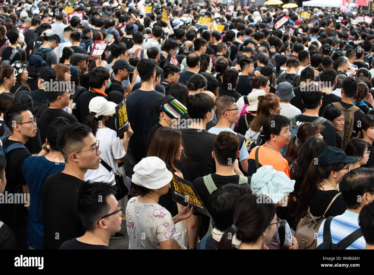 Les gens protestent dans la rue à hong kong. Plus de 100 000 manifestants sont descendus dans les rues de Hong Kong pour s'opposer à un projet de loi sur l'extradition controversée. Banque D'Images