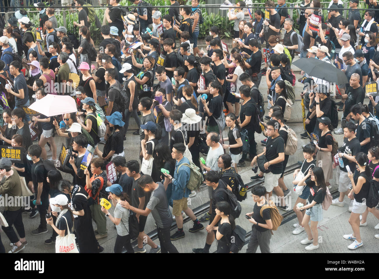 Les gens protestent dans la rue à hong kong. Plus de 100 000 manifestants sont descendus dans les rues de Hong Kong pour s'opposer à un projet de loi sur l'extradition controversée. Banque D'Images