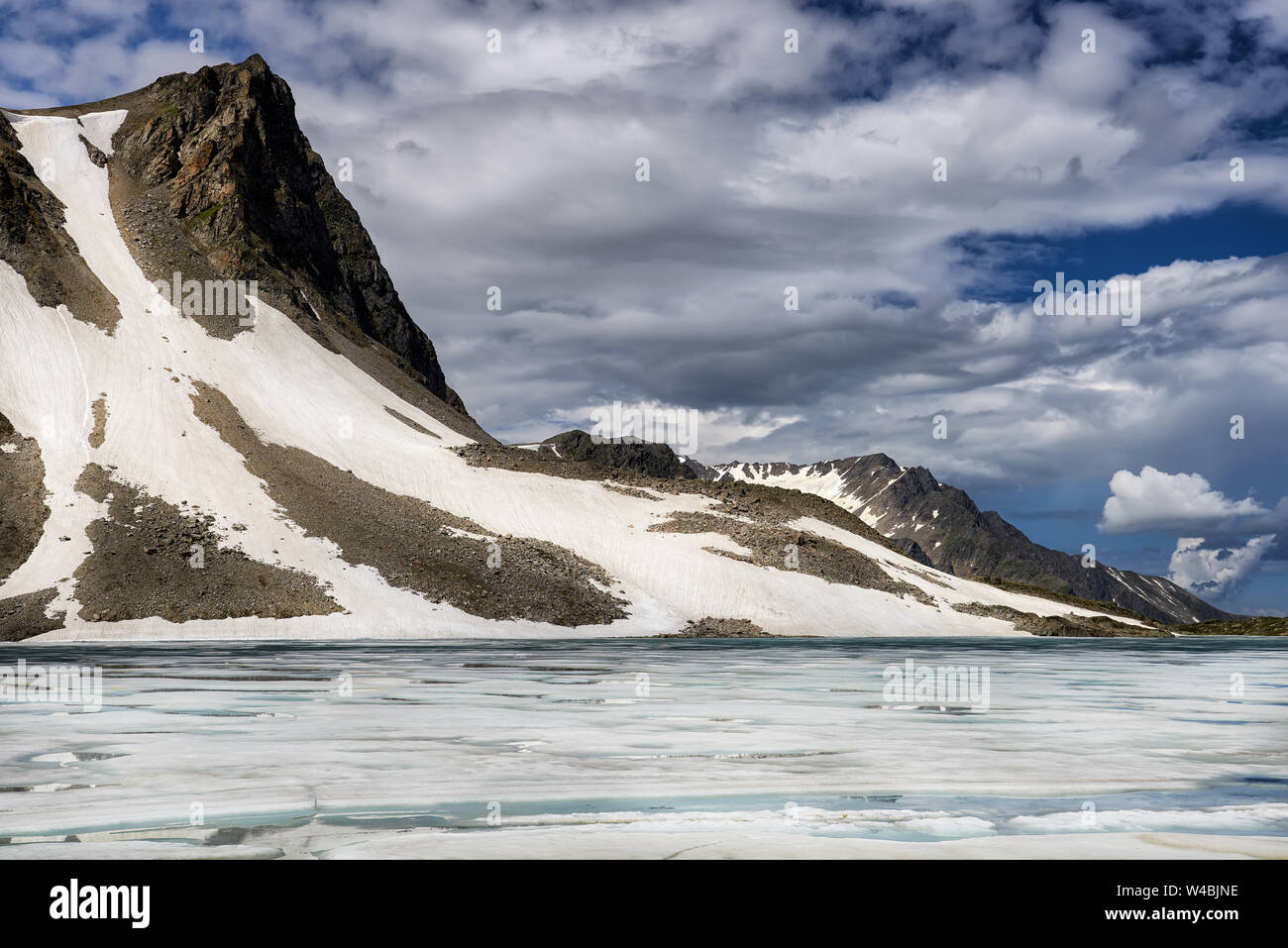 Glacier sur les montagnes et le lac de glace flottante en surface. Sayan de l'Est. La République de Touva. L'Asie centrale Banque D'Images